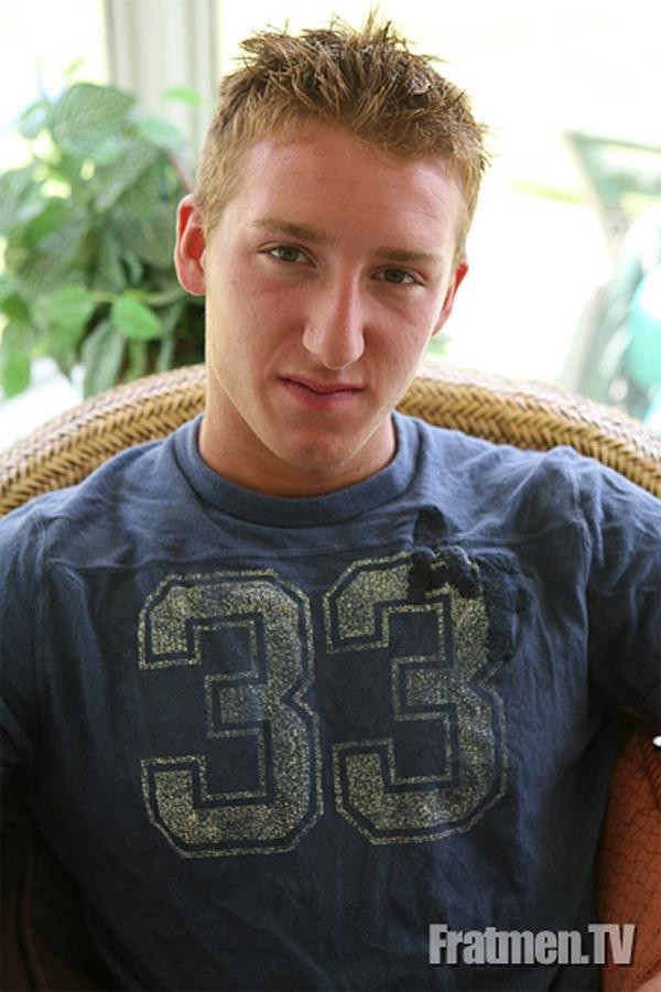 ヌードになった学生クラブの男
 #77000282