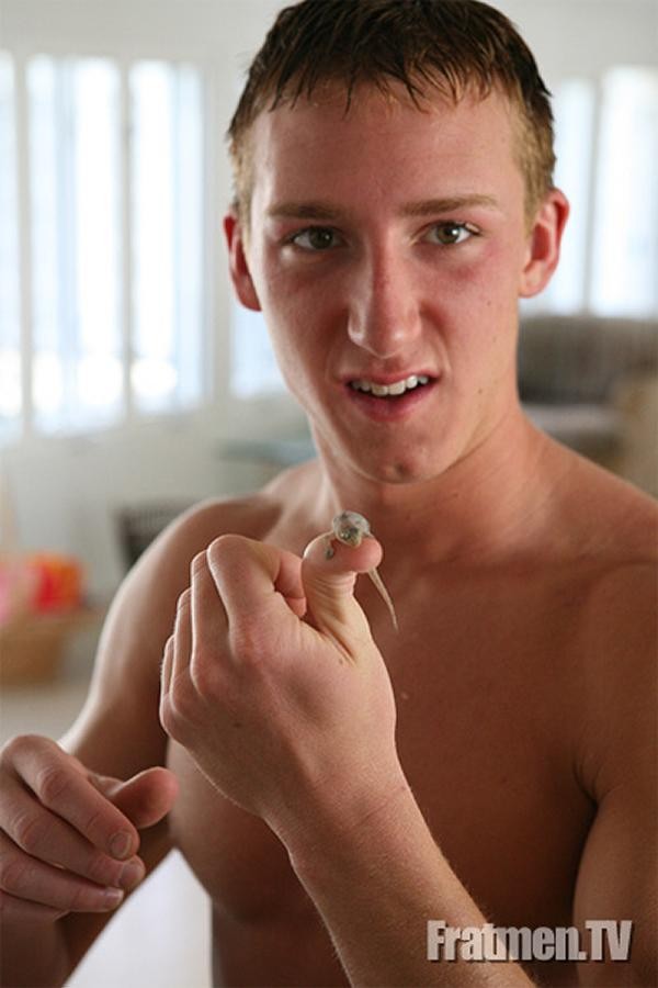 ヌードになった学生クラブの男
 #77000299