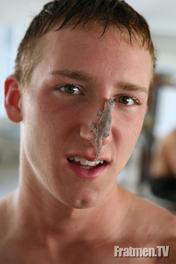 ヌードになった学生クラブの男
 #77000316