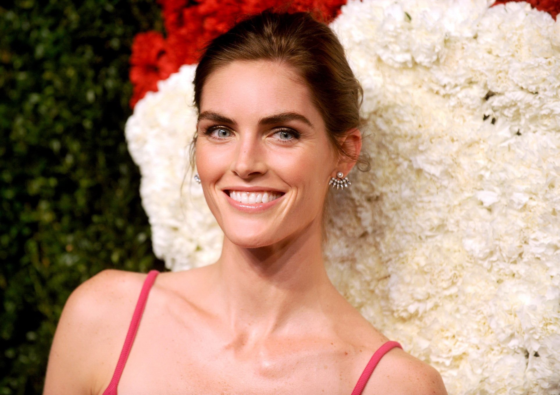 Hilary rhoda sin sujetador con un vestido rosa ajustado en gods love we deliver golden h
 #75183825