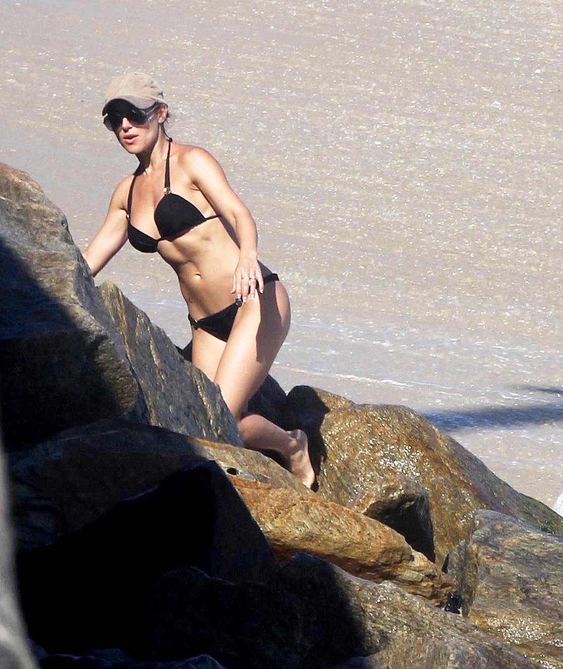 Elsa pataky indossa un sexy bikini nero sulla spiaggia di ipanema a Rio
 #75308039
