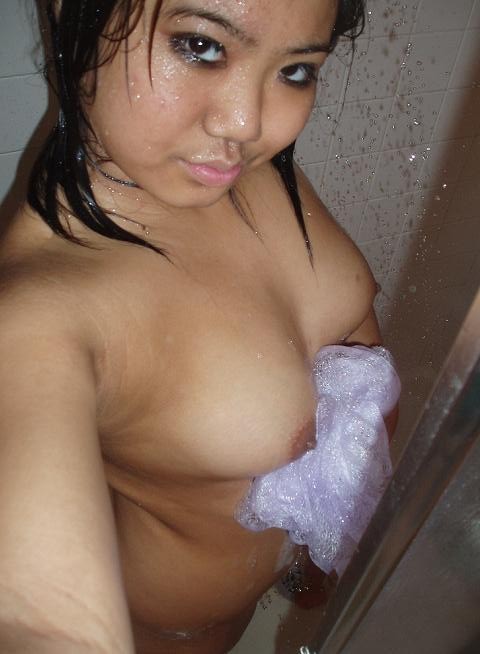 Une copine jeune asiatique joufflue prend une douche
 #69951196