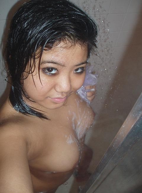 Une copine jeune asiatique joufflue prend une douche
 #69951199