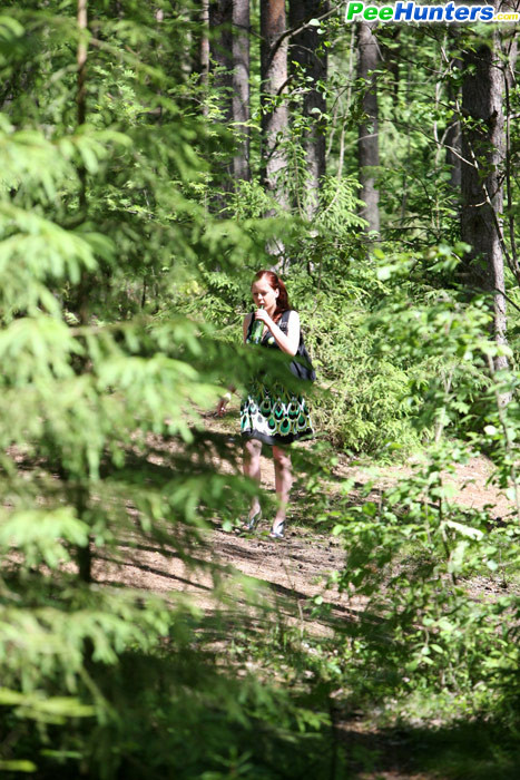 Chica se quita las bragas rojas y orina en el bosque
 #78691240