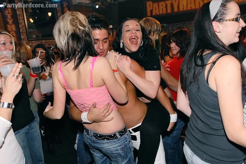 Chicas borrachas de la puerta de al lado en una orgía de sexo duro
 #78911321