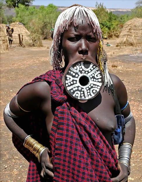 Tribù africane reali che posano nude
 #73219649