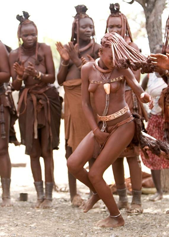 Tribù africane reali che posano nude
 #73219661