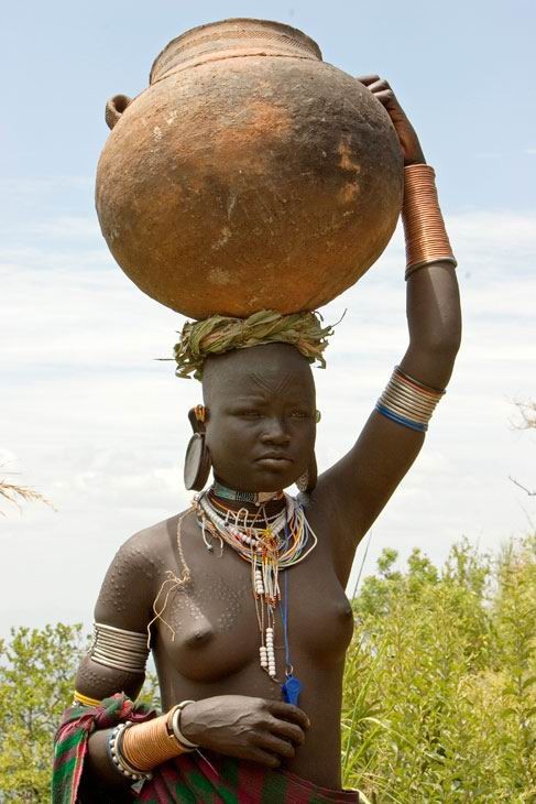 Tribù africane reali che posano nude
 #73219695