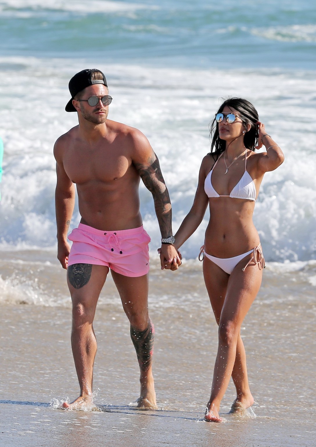 Jasmin Walia zeigt ihren Arsch im weißen String-Bikini
 #75144666