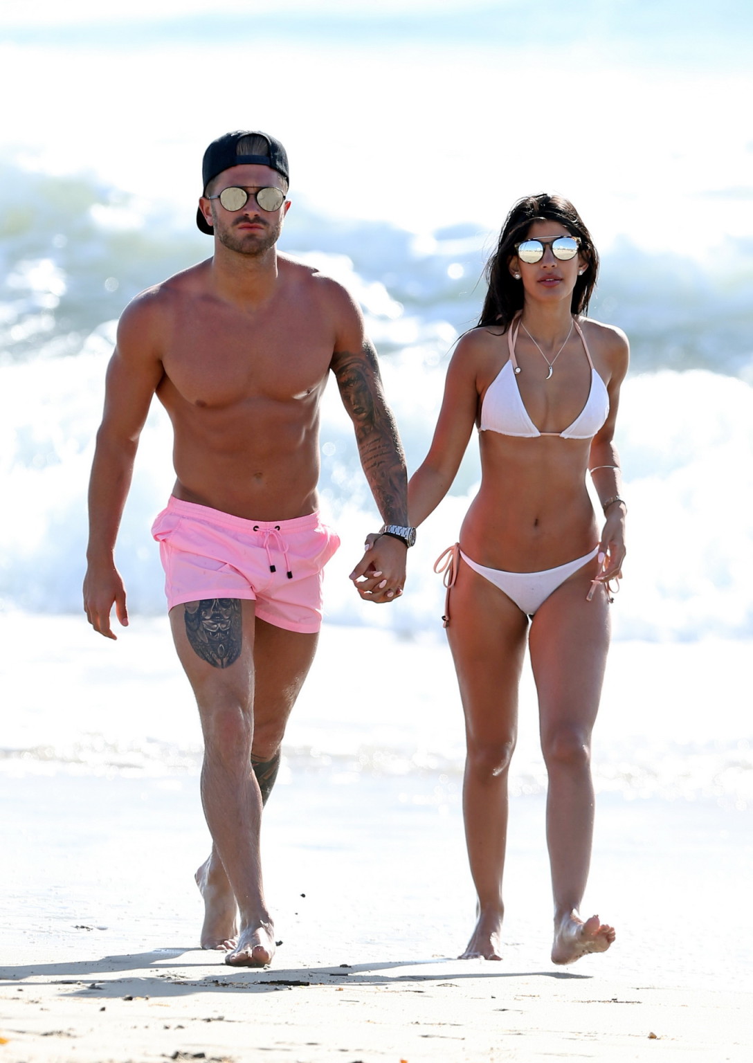 Jasmin walia montrant ses fesses dans un bikini string blanc
 #75144683