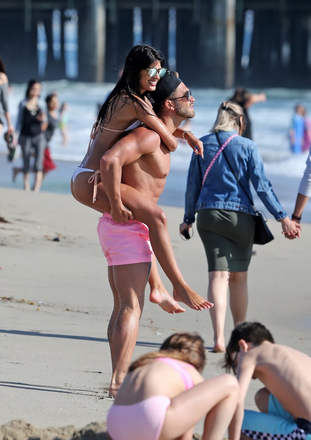 Jasmin Walia zeigt ihren Arsch im weißen String-Bikini
 #75144721