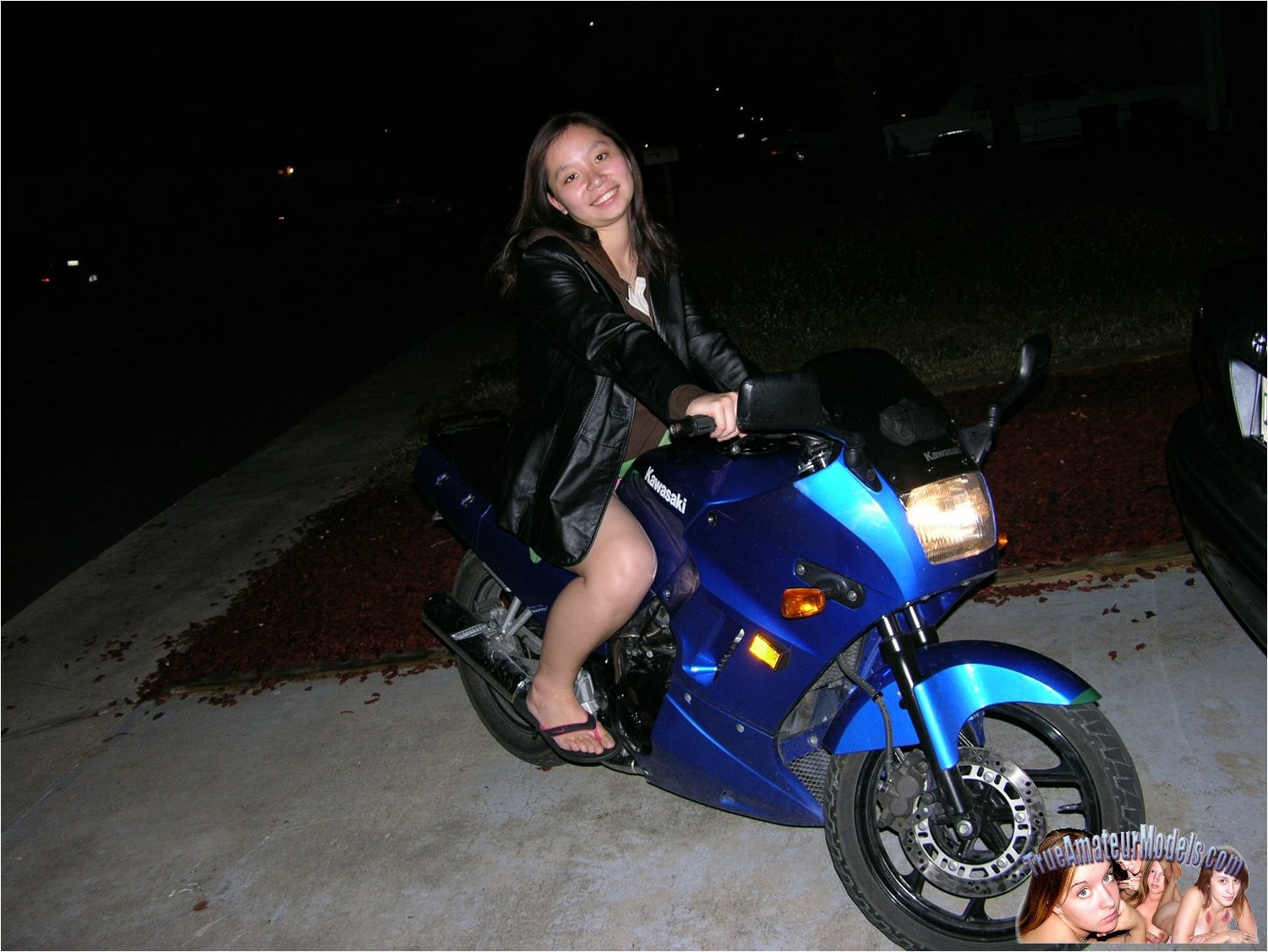 Jeune fille amateur s'étalant nue sur une moto
 #68289921