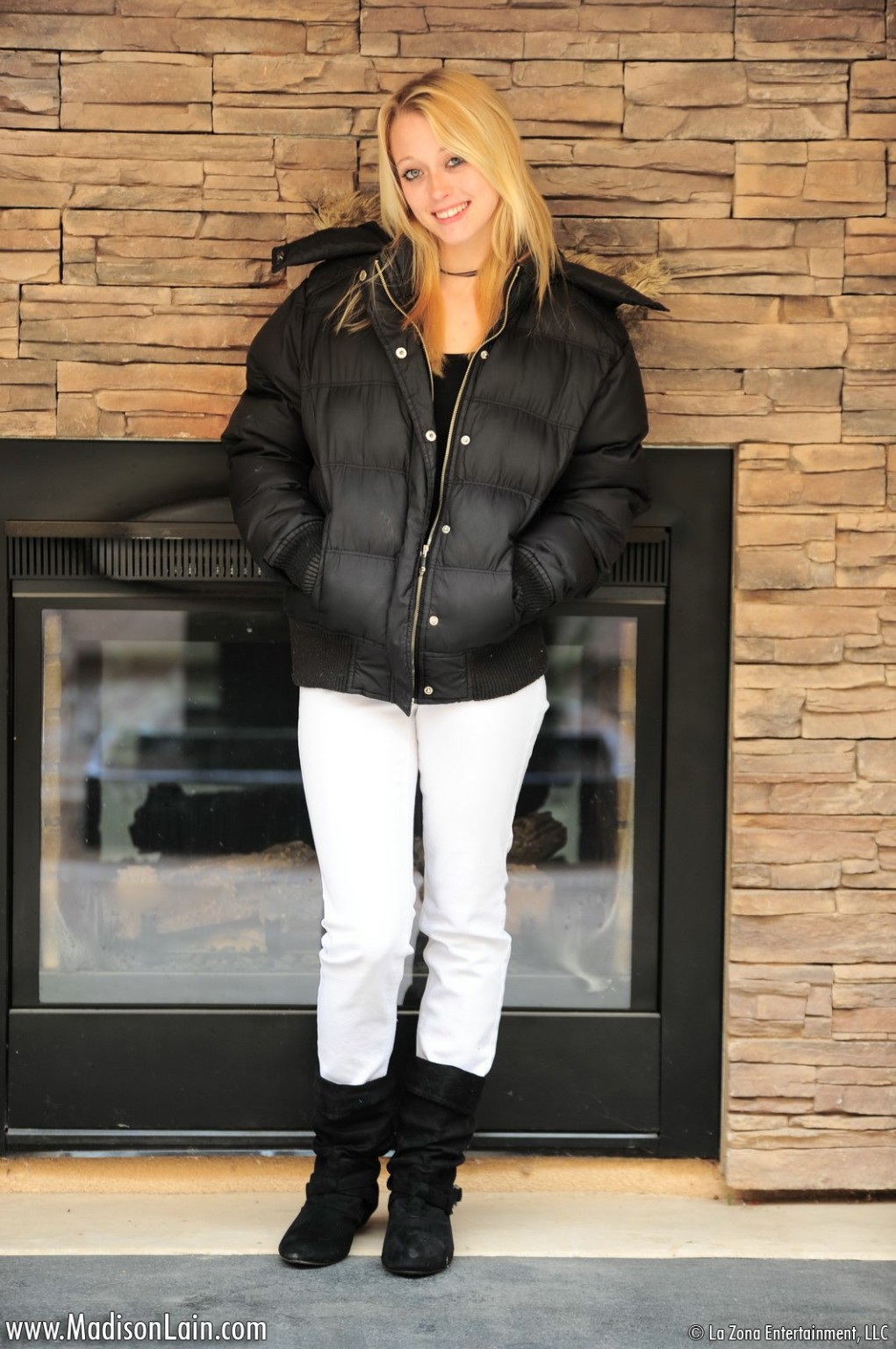 Joven rubia delgada jugando
 #78736183