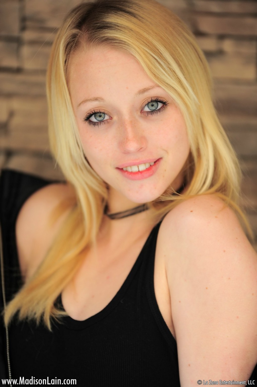 Joven rubia delgada jugando
 #78736205