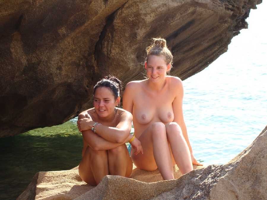 Des filles nues, blondes et brunes, bronzant en plein air.
 #72256276