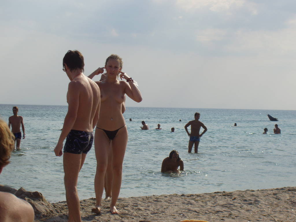 Rubia y morena desnudas bronceándose al aire libre
 #72256284