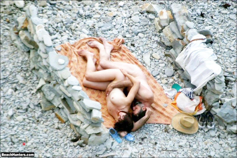 Una coppia selvaggia fa sesso vaporoso sulla spiaggia vicino al mare 
 #67693953