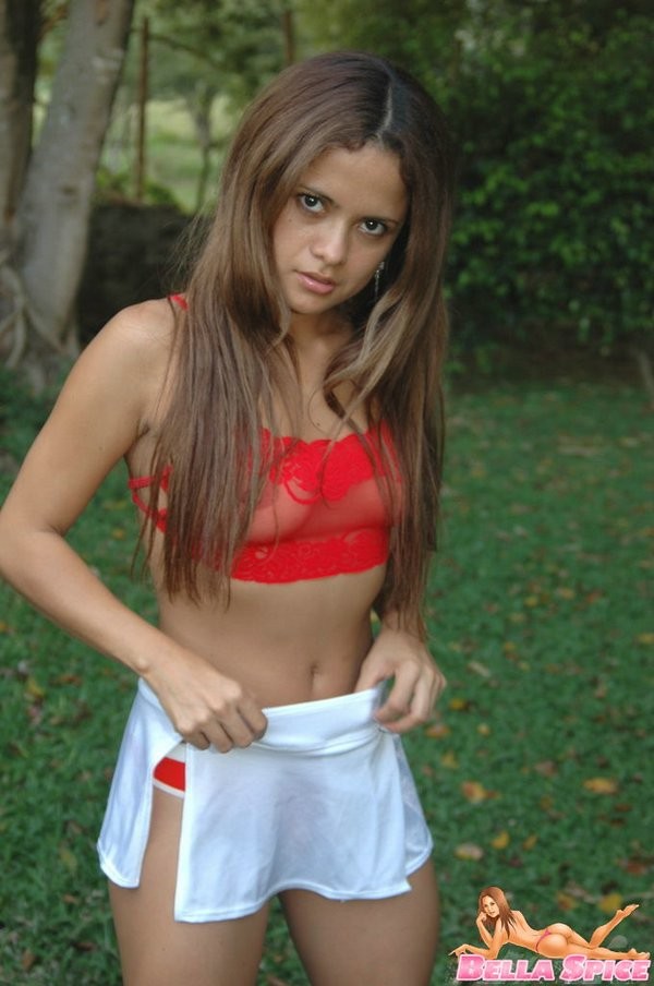 Bella schlüpft aus ihrem Rock und zeigt ihr durchsichtiges Top
 #70533785