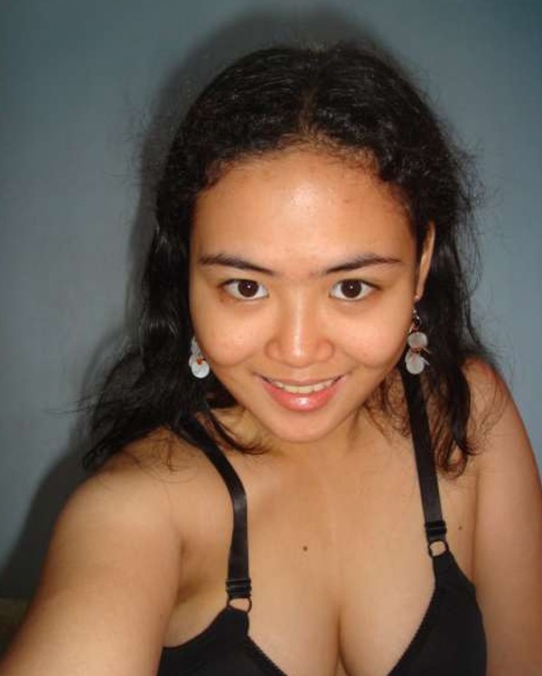 Naughty and hot selfpics taken by an amateur Asian chick #69906592