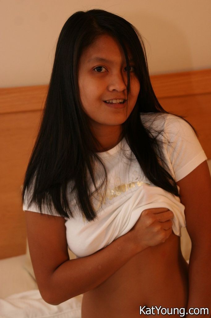 Kat young :: zartes asiatisches Mädchen mit frechen Titten zieht sich aus und zeigt enge Muschi
 #69933349