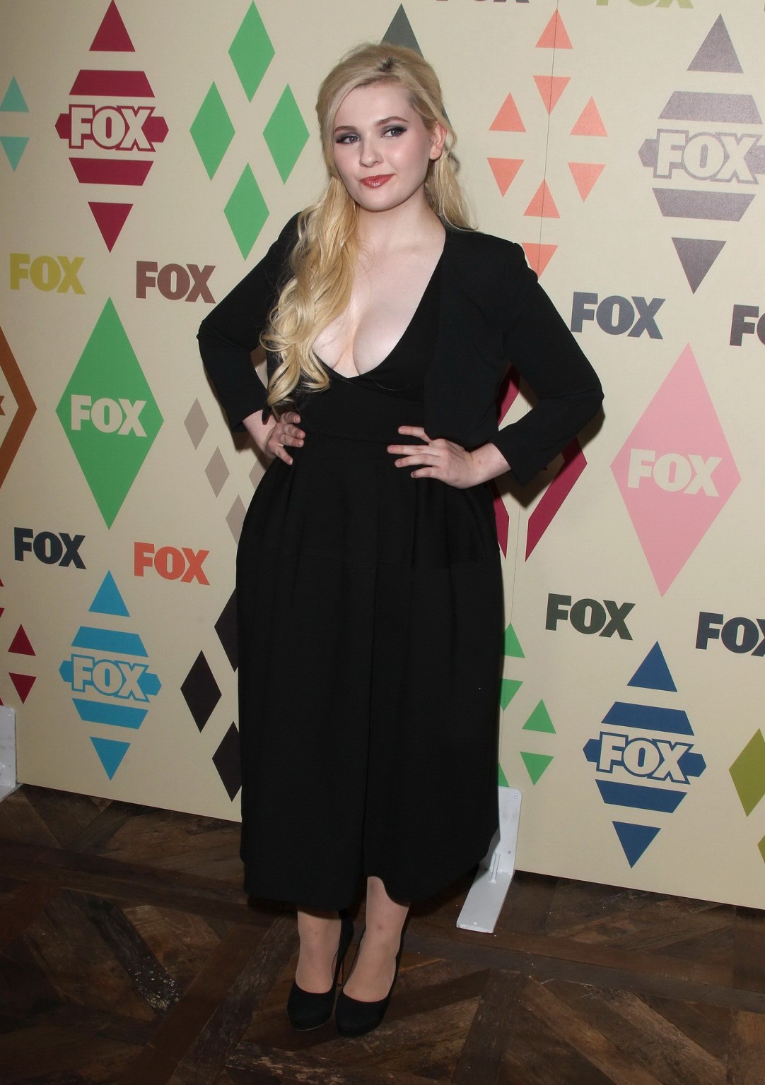 Abigail breslin en buste avec un énorme décolleté et de gros seins
 #75155952