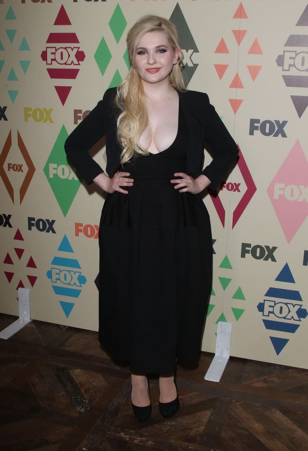 Abigail breslin en buste avec un énorme décolleté et de gros seins
 #75155972