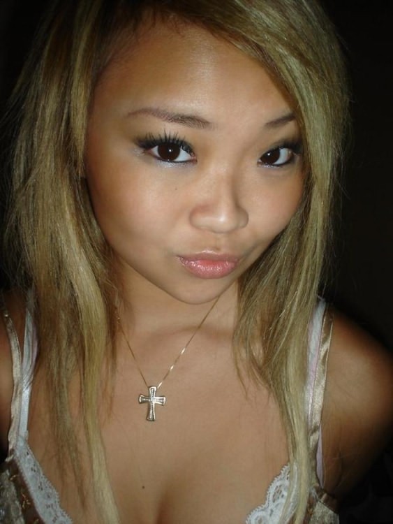 Asiatische Coed geht voll nackt in Couch zeigt squeezable Titten
 #69890327