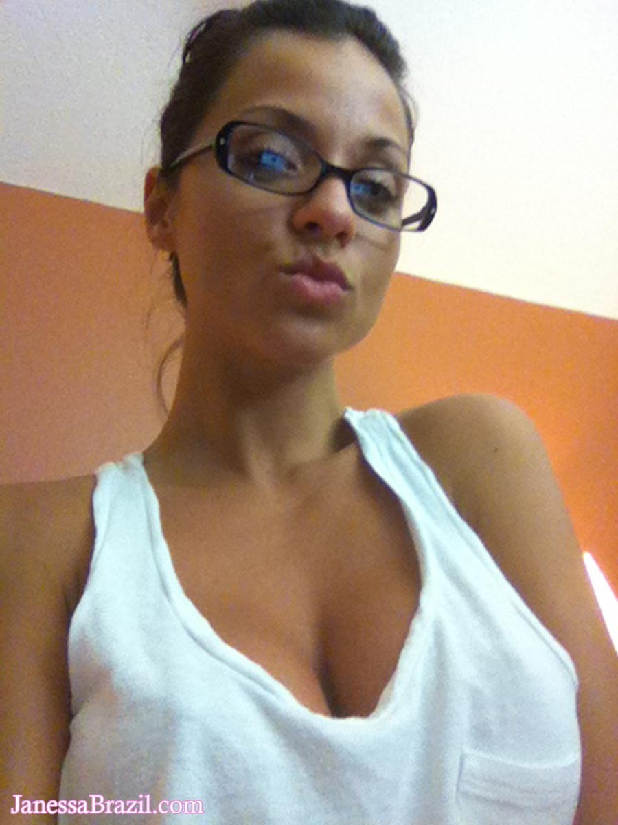 Selfshots d'une brésilienne aux gros seins
 #67210055