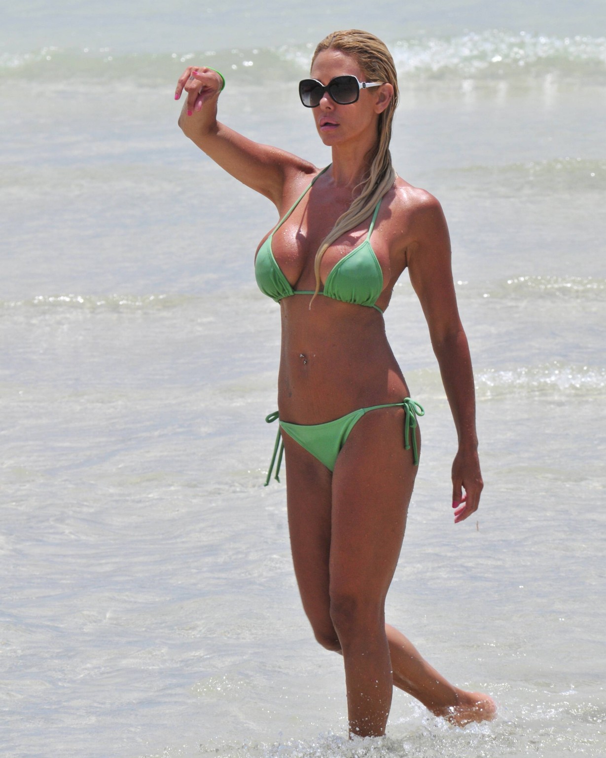 Shauna Sand en bikini vert sur la plage de Miami.
 #75296649