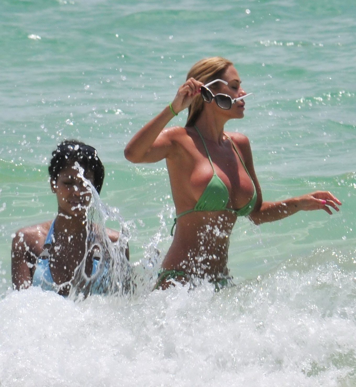 マイアミビーチで緑のビキニを着たショーナサンド
 #75296727