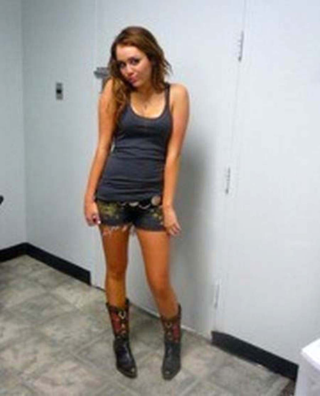 Miley Cyrus sieht verdammt sexy und heiß auf ihren privaten Fotos aus
 #75309653