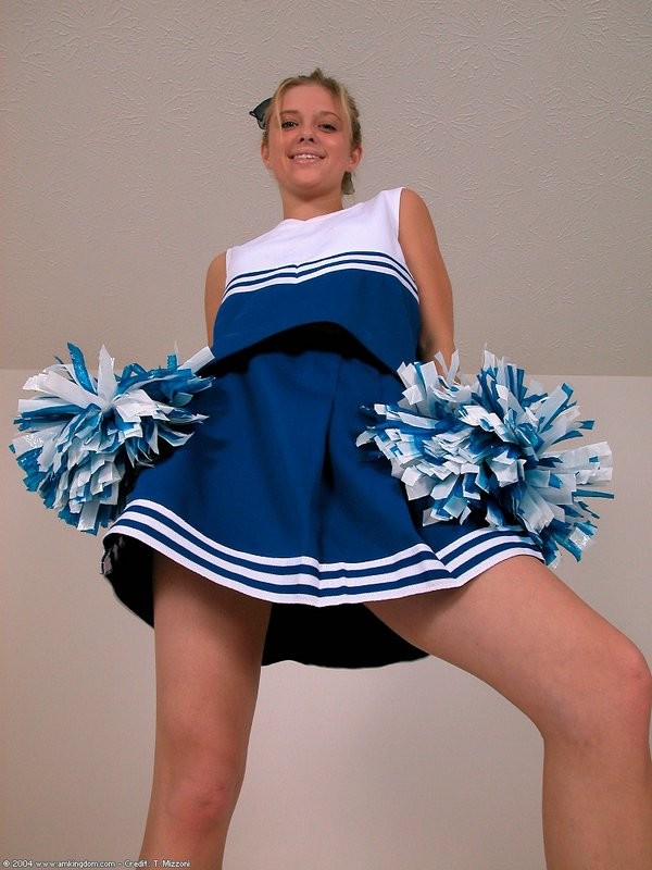 Cameron la cheerleader bionda mostra i suoi beni
 #73470819