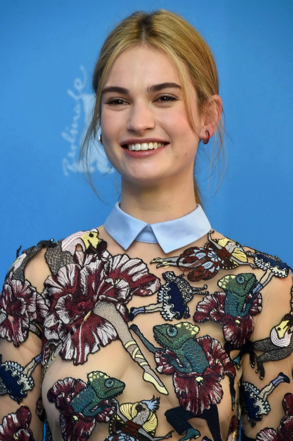Lily James zeigt ihre Brüste braless in einem bizarren durchsichtigen Minikleid auf der 6
 #75172219
