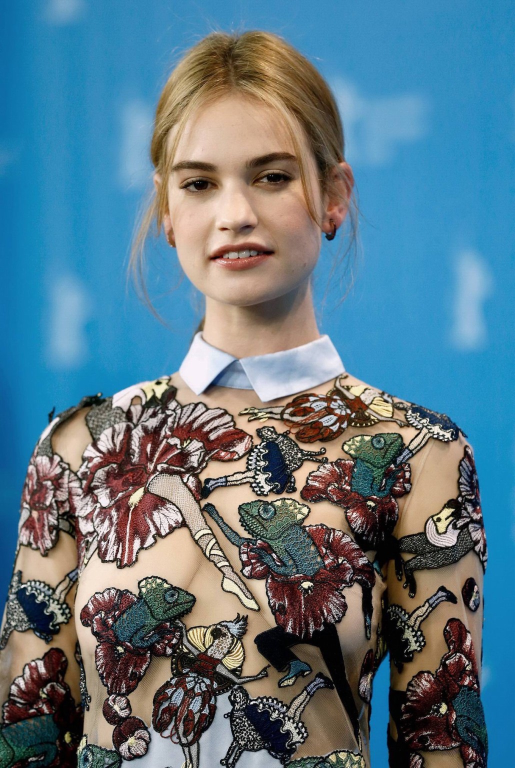 Lily james mostra le sue tette senza reggiseno in un bizzarro vedere attraverso mini abito al 6
 #75172223