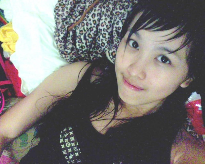Asiatische Coed geht voll nackt in Couch zeigt squeezable Titten
 #69892227
