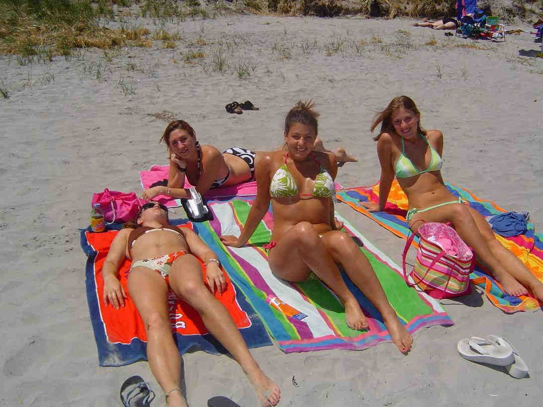 Jóvenes en topless en la playa
 #72320810