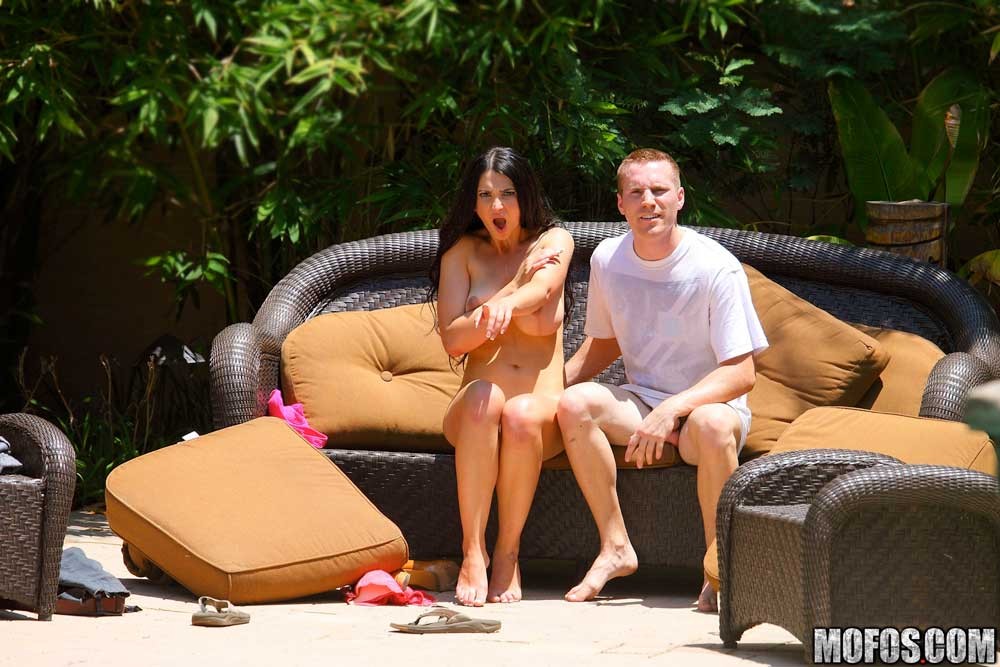 Morena tetona esposa chupando y follando una polla dura al aire libre
 #74757475