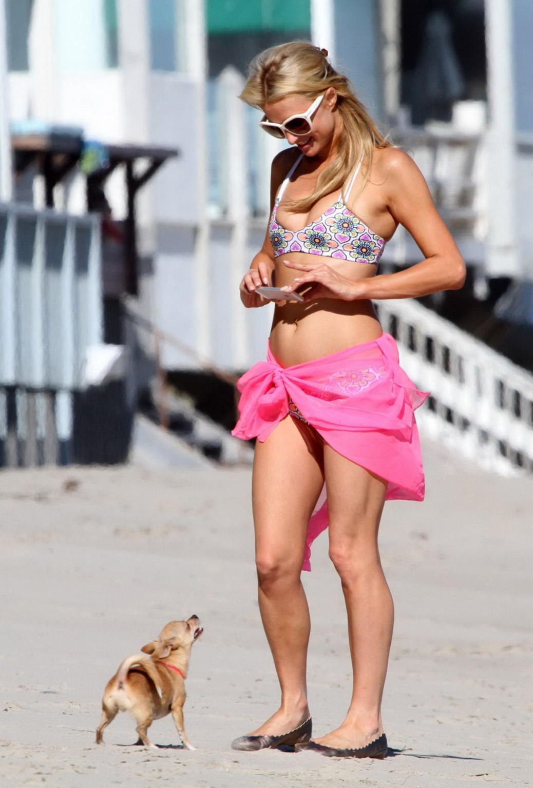 Paris Hilton trägt einen Bikini mit Blumendruck am Strand in Malibu
 #75190801