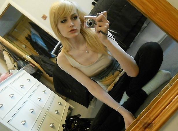 Transsexuelle 20-jährige blonde Teenie Ellery Bonbons in hausgemachten Spiegel selfshots
 #67366437