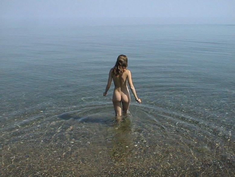 Une étonnante jeune nue montre son corps sexy et nu.
 #72250812