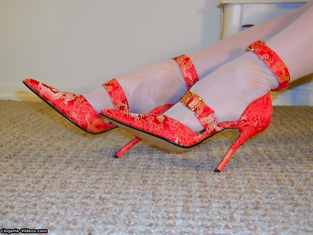Leggy Modell in Seidenstrümpfen und High Heels
 #75085058