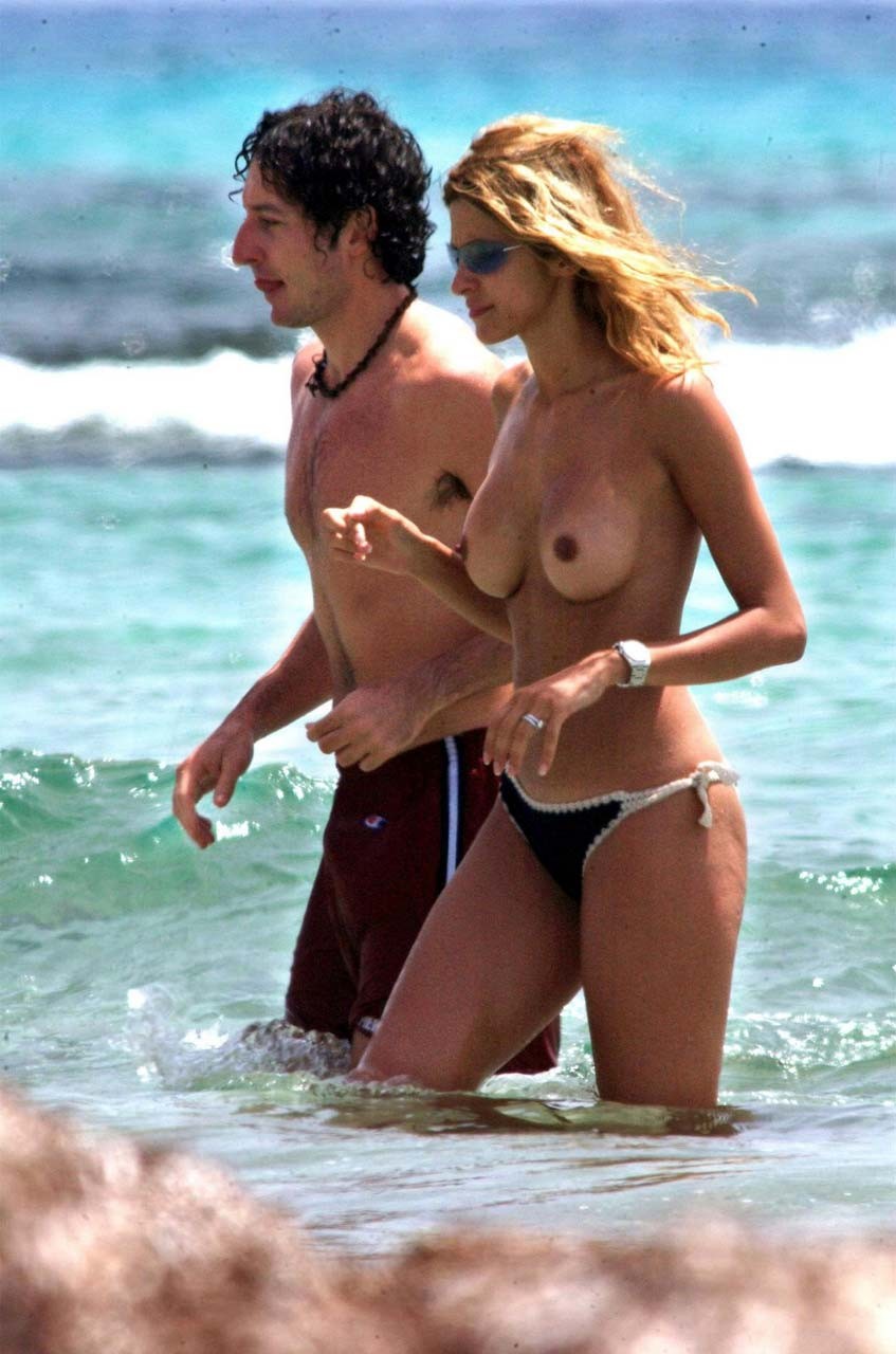 Adriana volpe esponendo il suo bel seno grande topless prendere il sole sulla spiaggia
 #75322941