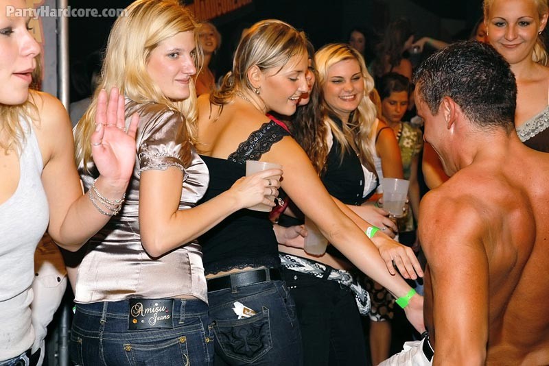 Chicas desagradables follando en una fiesta hardcore
 #76836282