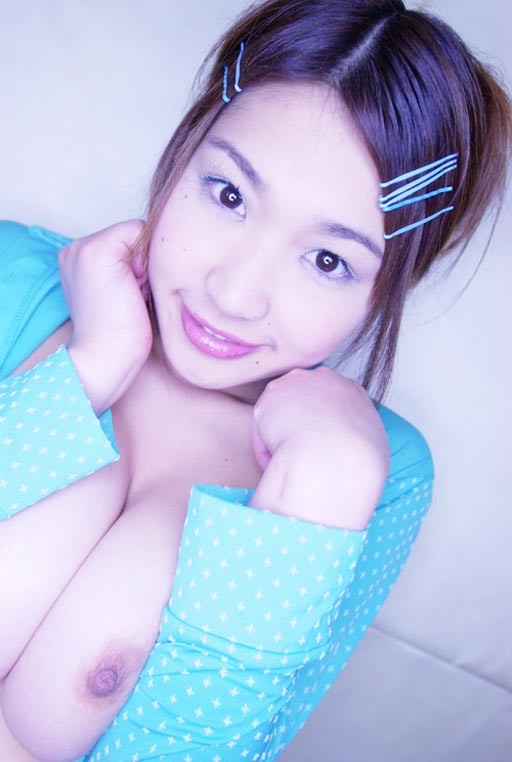 Asiatische Teenie-Mädchen posieren für die Kamera
 #67723016
