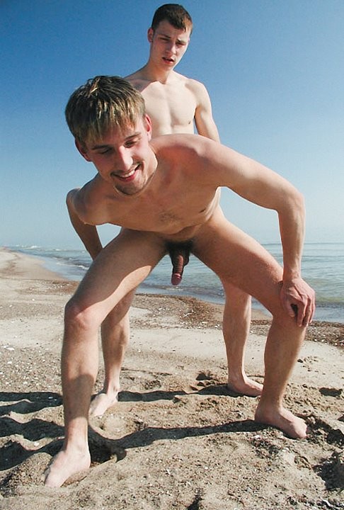 Zwei herrliche Twinks genießen das Schrauben und Schießen am Meeresstrand
 #76917932