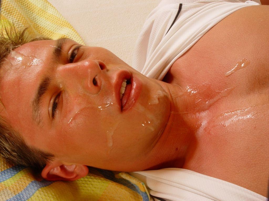 Un gay cachondo cubierto de esperma en la cama
 #77001654