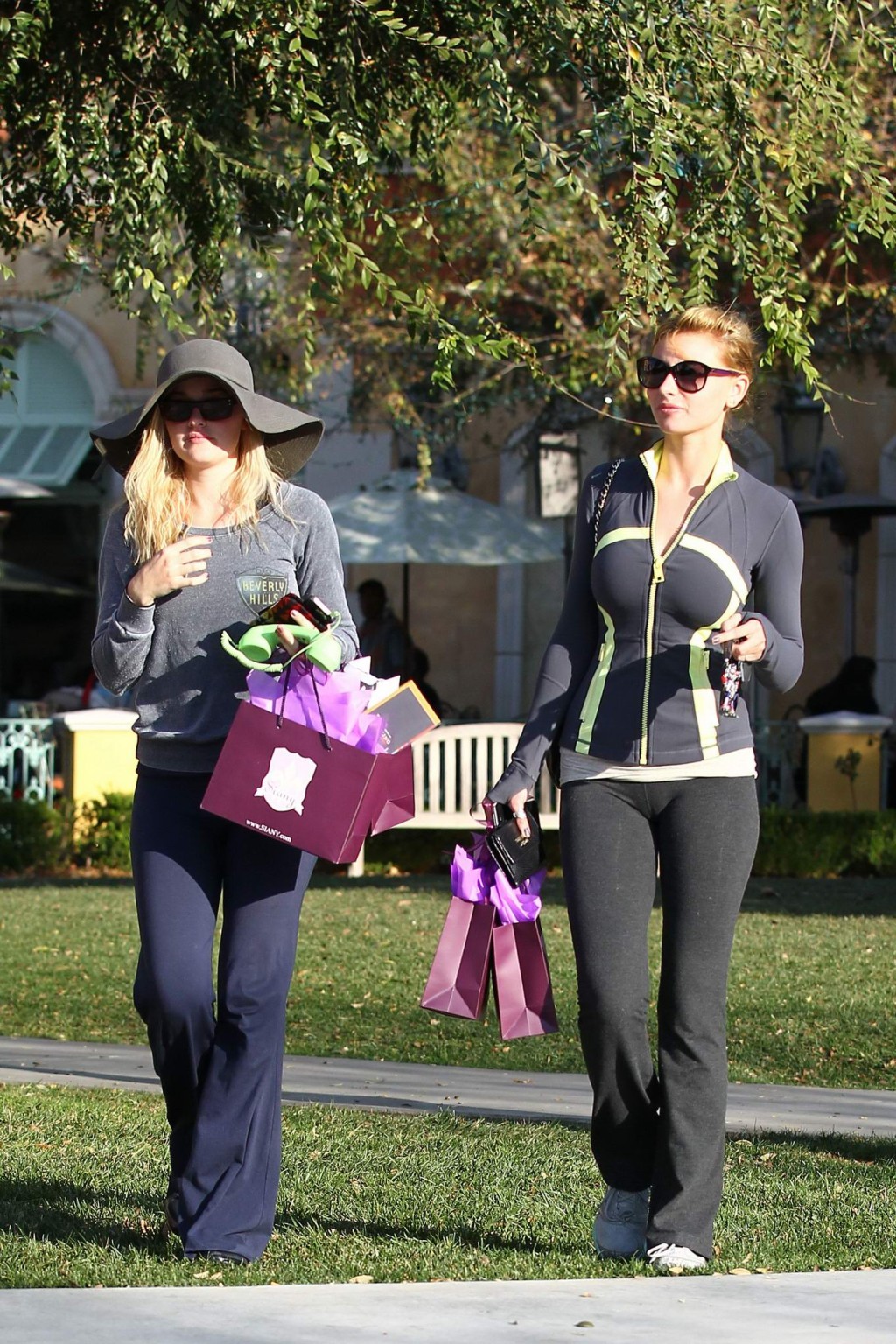 Alyson michalka zeigt ihren Arsch in engen Jogginghosen in Calabasa
 #75277112