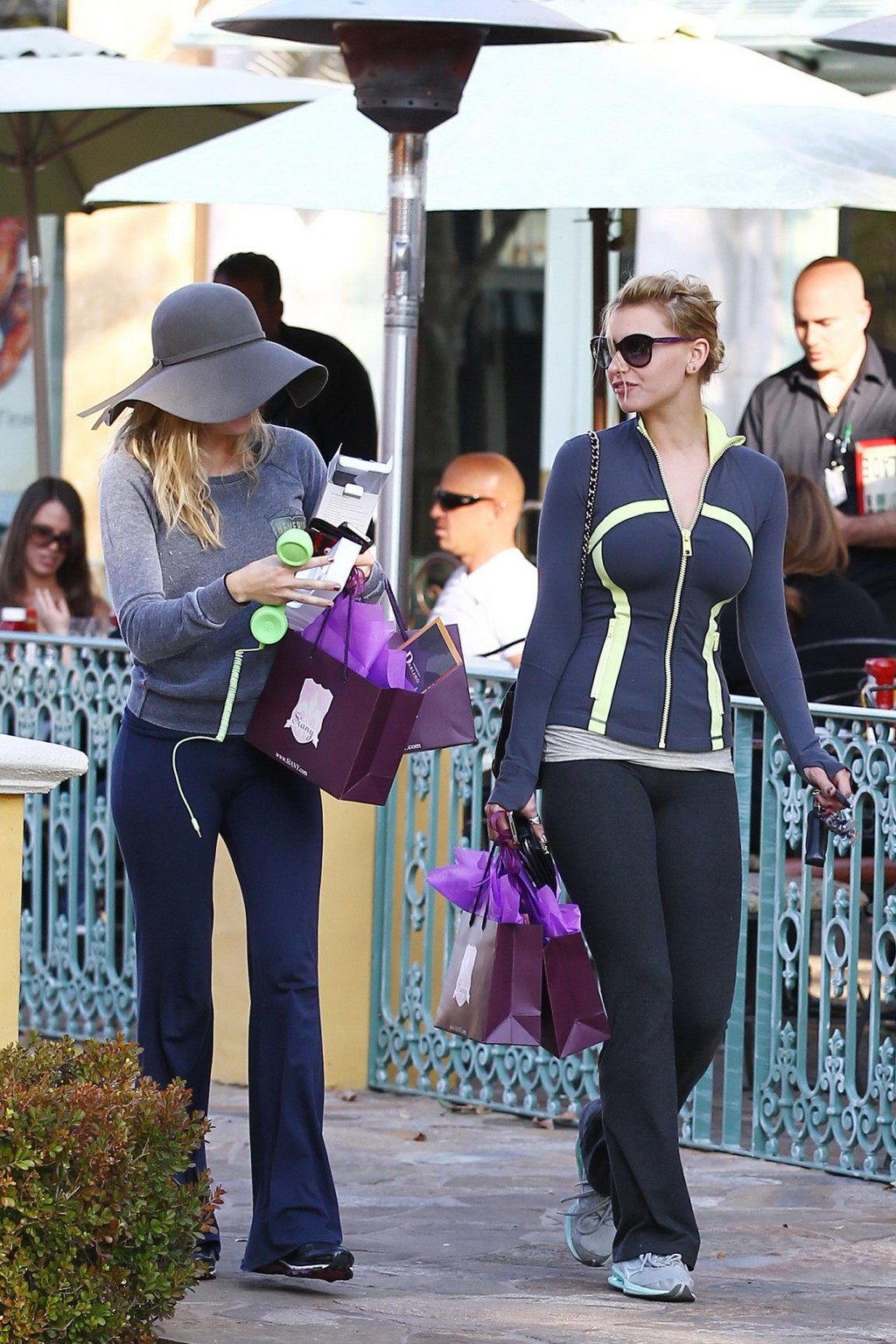 Alyson michalka zeigt ihren Arsch in engen Jogginghosen in Calabasa
 #75277124