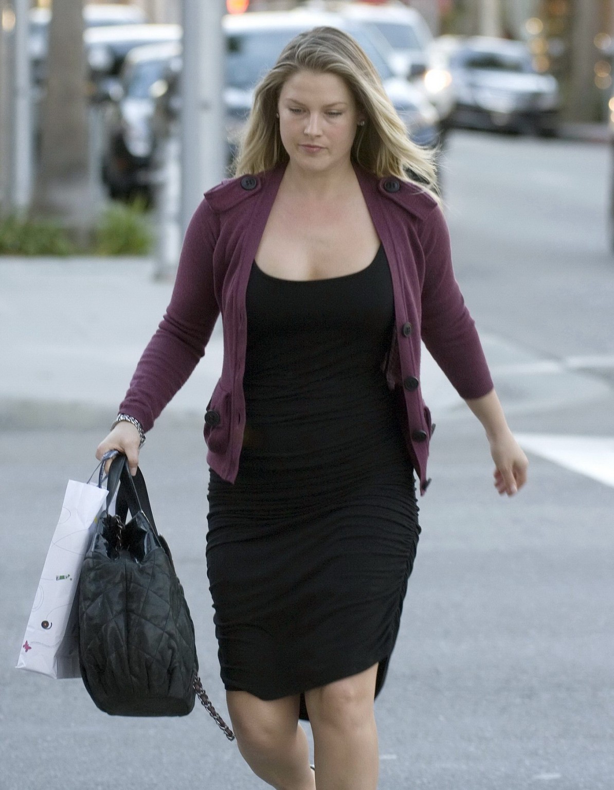 Ali Larter portant une robe noire décolletée à Beverly Hills.
 #75316132