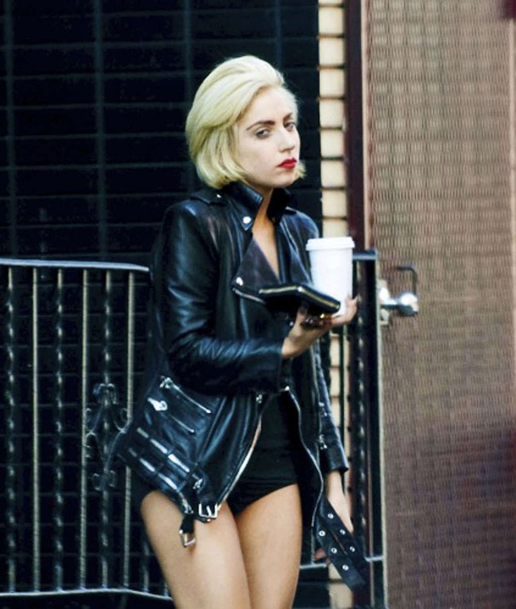 Lady Gaga che mostra il corpo sexy e il culo caldo in biancheria intima sulla strada
 #75331703